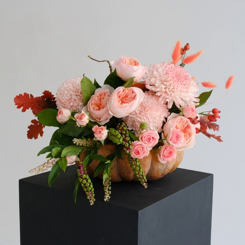 Тыква с пионовидными розами и хризантемами