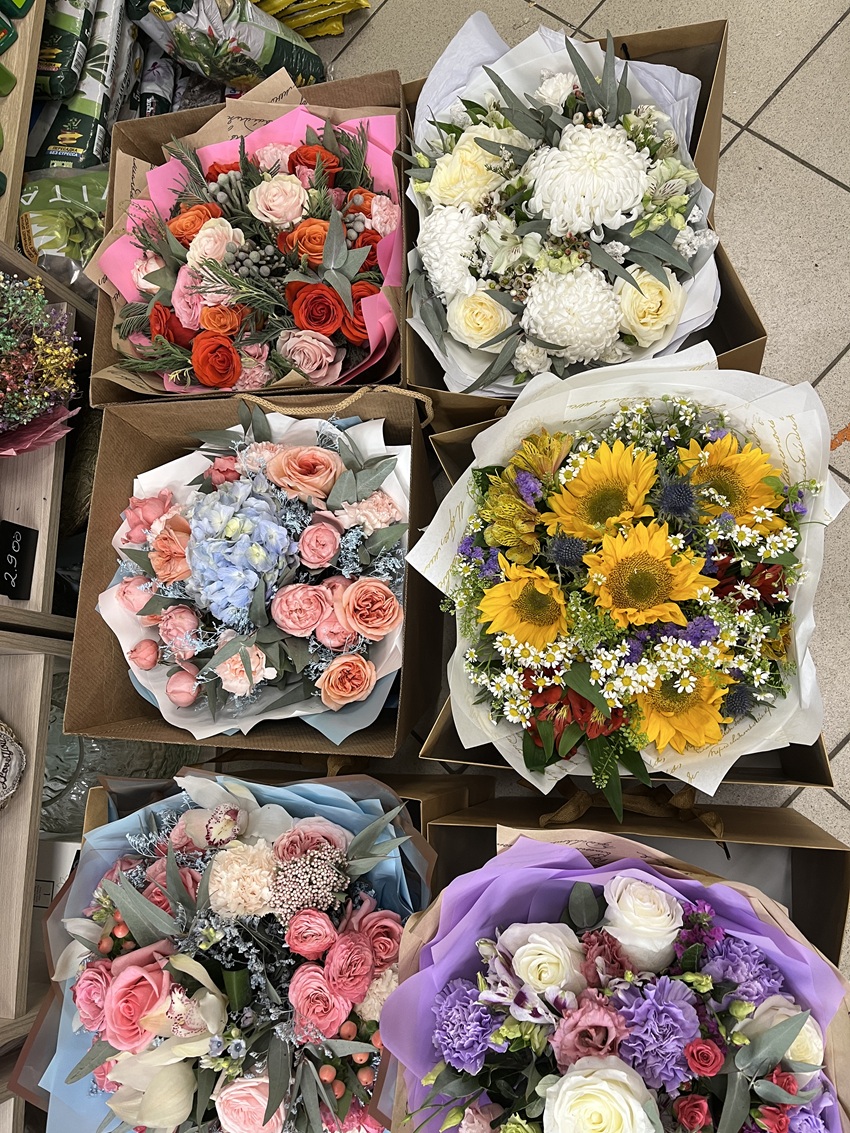 Сборные букеты для коллег женщин на 8 марта