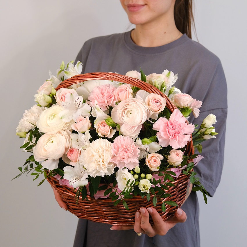 Ранункулюсы и кустовые розы в корзине "Белый сад"