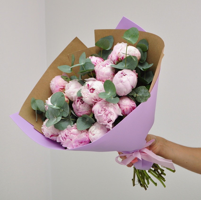 Пионы Сара Бернар, 15 штучек с эвкалиптом