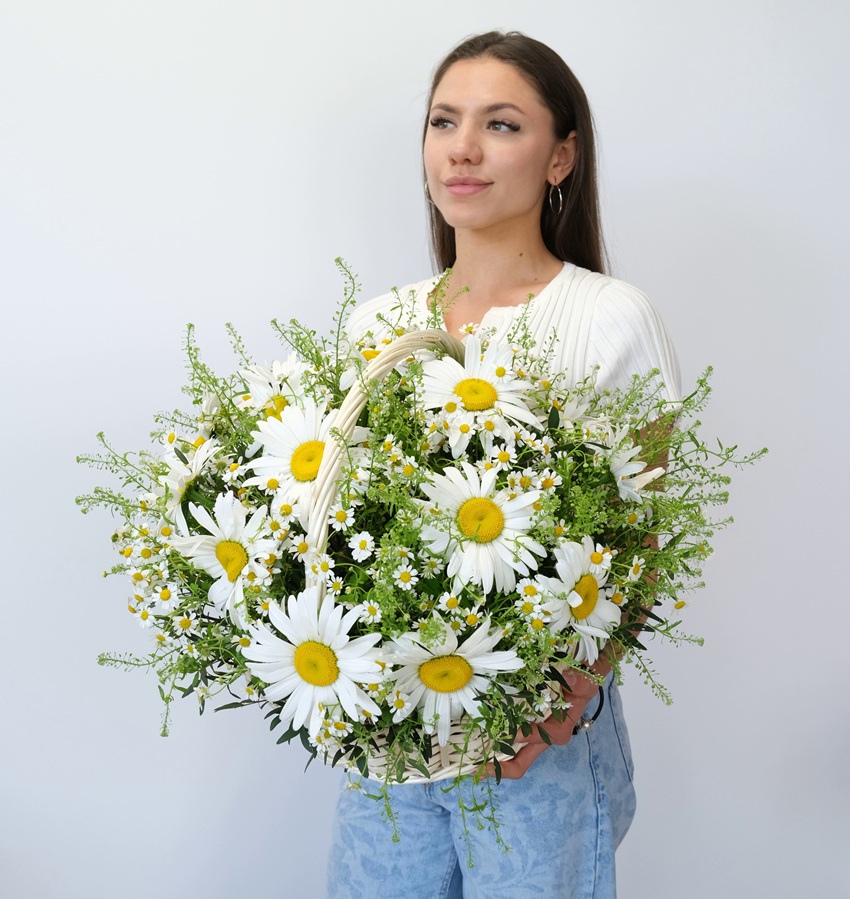 Охапка ромашек: ромашки в корзине "Солнечное обаяние"