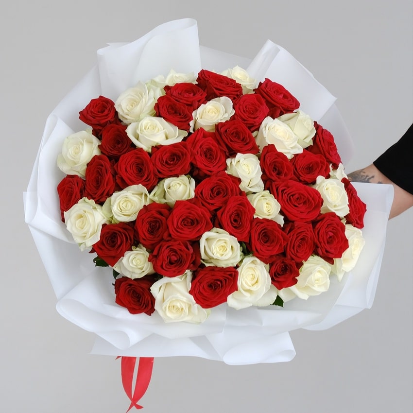 Красные и белые розы 60 см, 51 шт. Ваза в подарок!