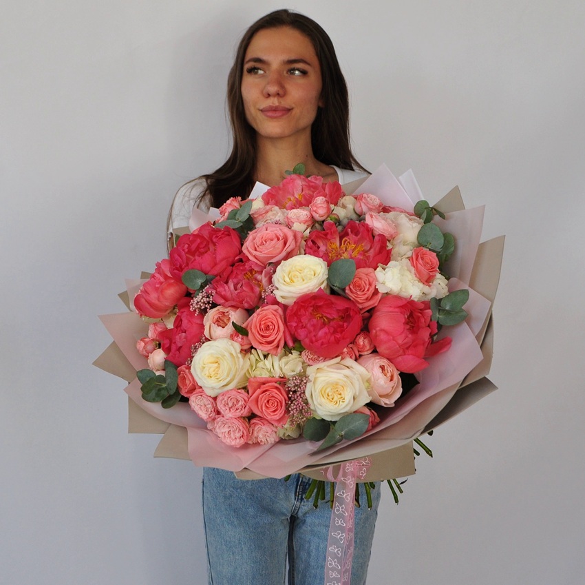 Коралловые пионы и гортензия в большом букете "Принцесса сердца"