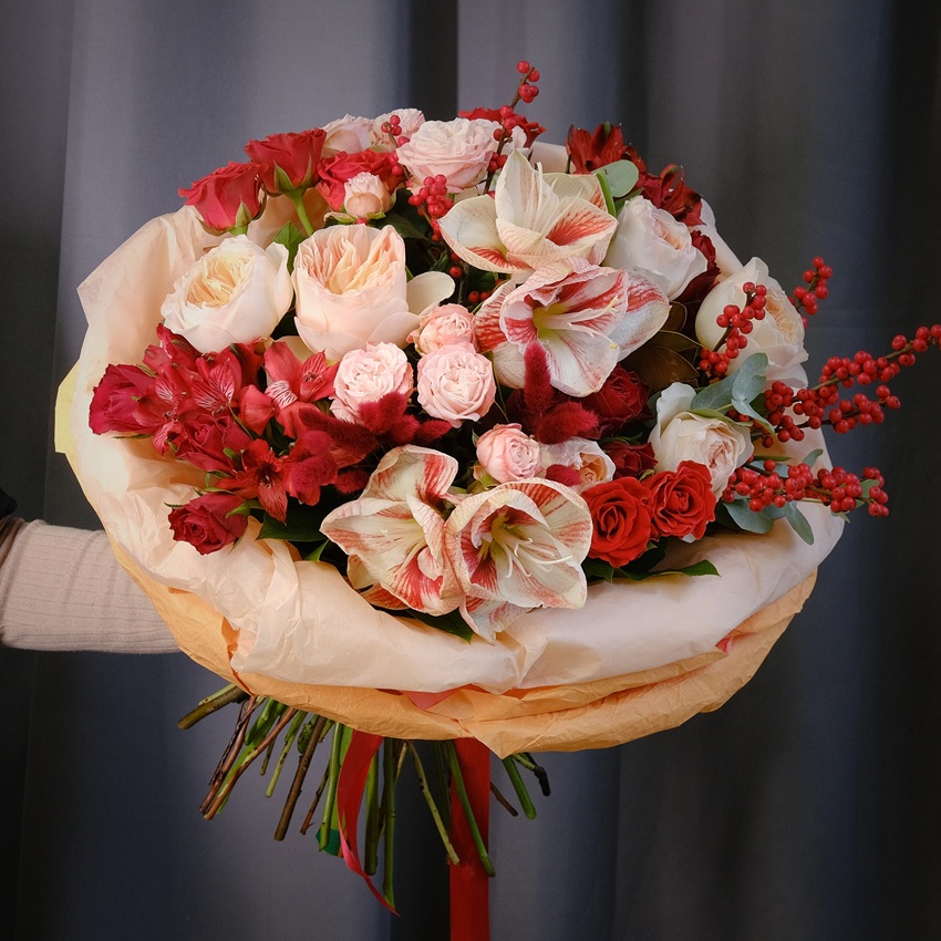 Амариллисы и пионовидные розы в большом букете "Испанский закат"