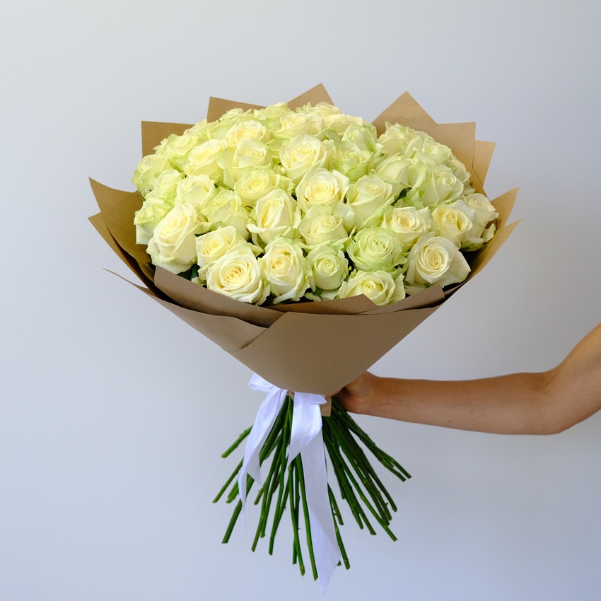 Белые розы Россия 60 см, 51 штучка букет  с вазой