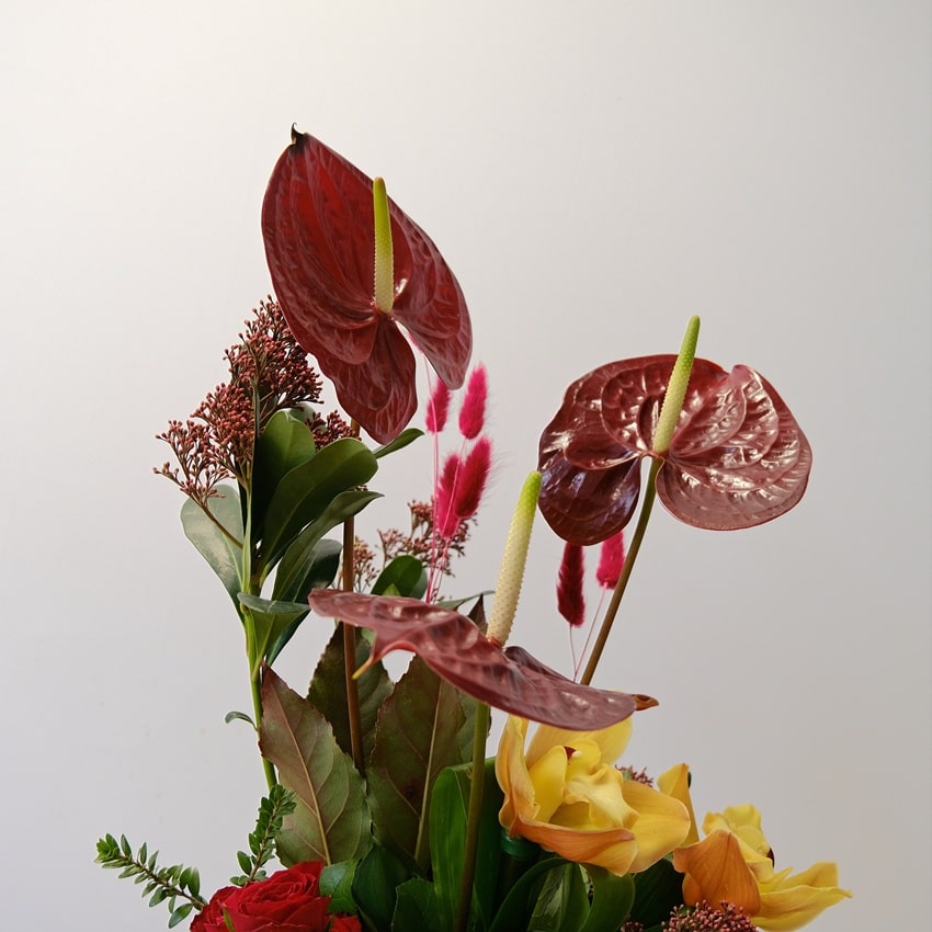 Антуриумы и орхидеи в интерьерной композиции в ящике