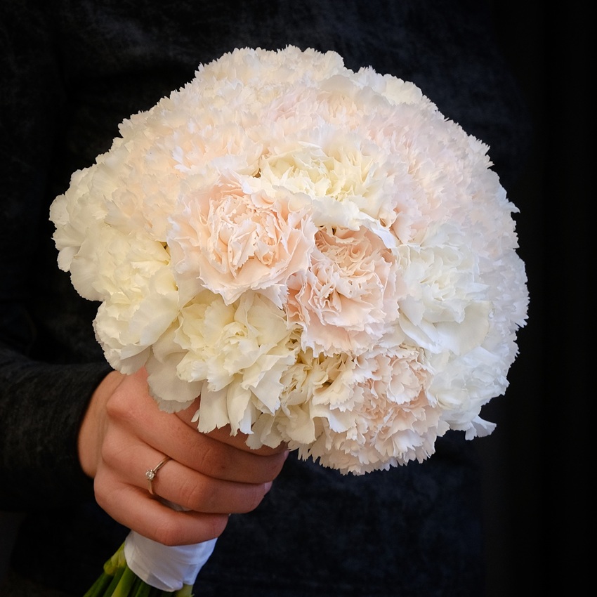 Букеты невесты из нежных гвоздик "Флер д Элеганс"