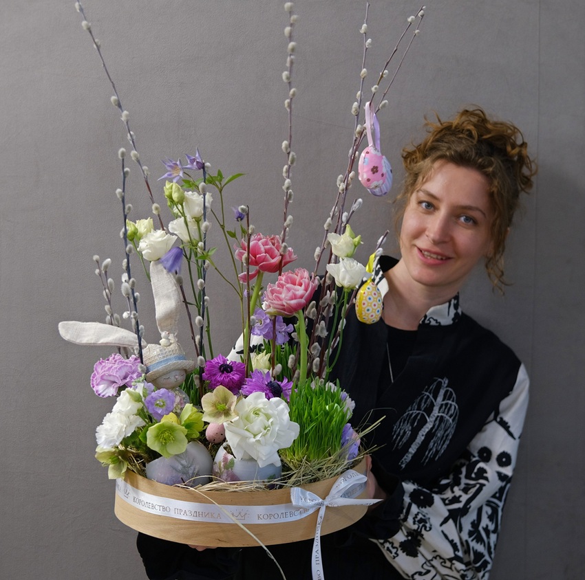 Композиция на Пасху в ящичке: анемоны, тюльпаны, верба, яйца ручной работы и сувенир