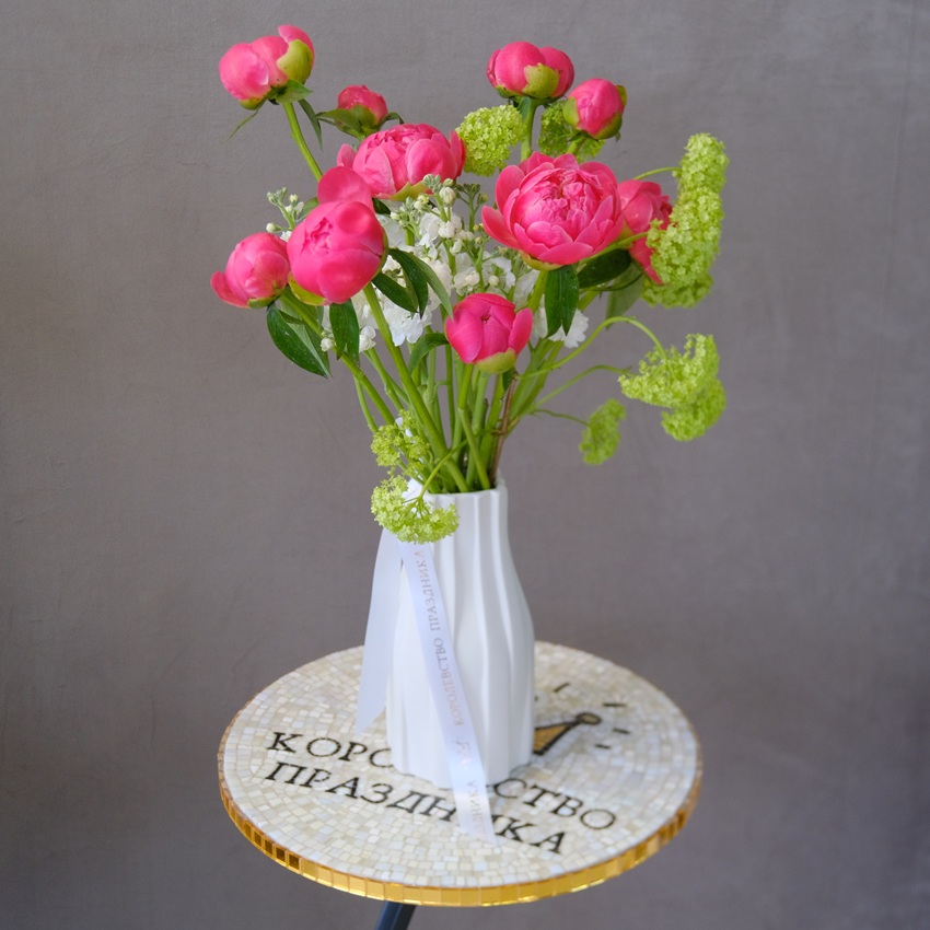 Букет в вазе. Коралловые пионы, маттиола и яркая зелень