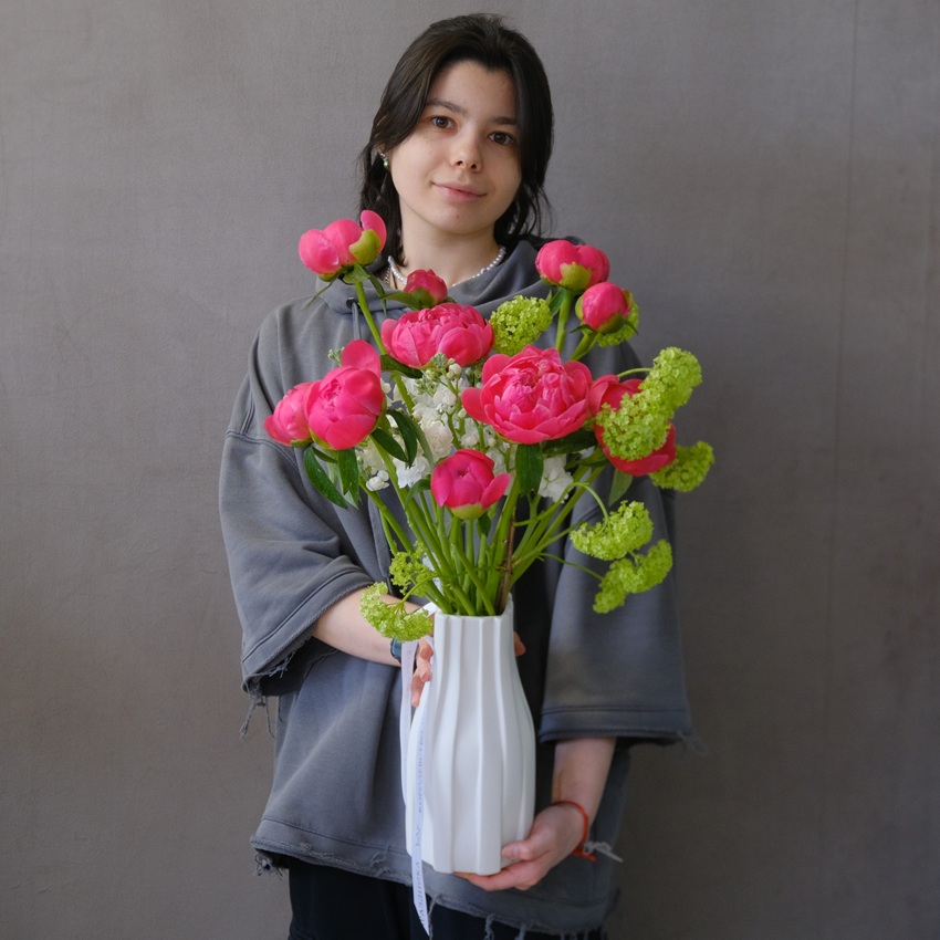 Букет в вазе. Коралловые пионы, маттиола и яркая зелень