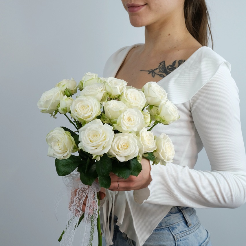 Букет невесты из 5 веточек кустовых роз "Маленькое счастье"