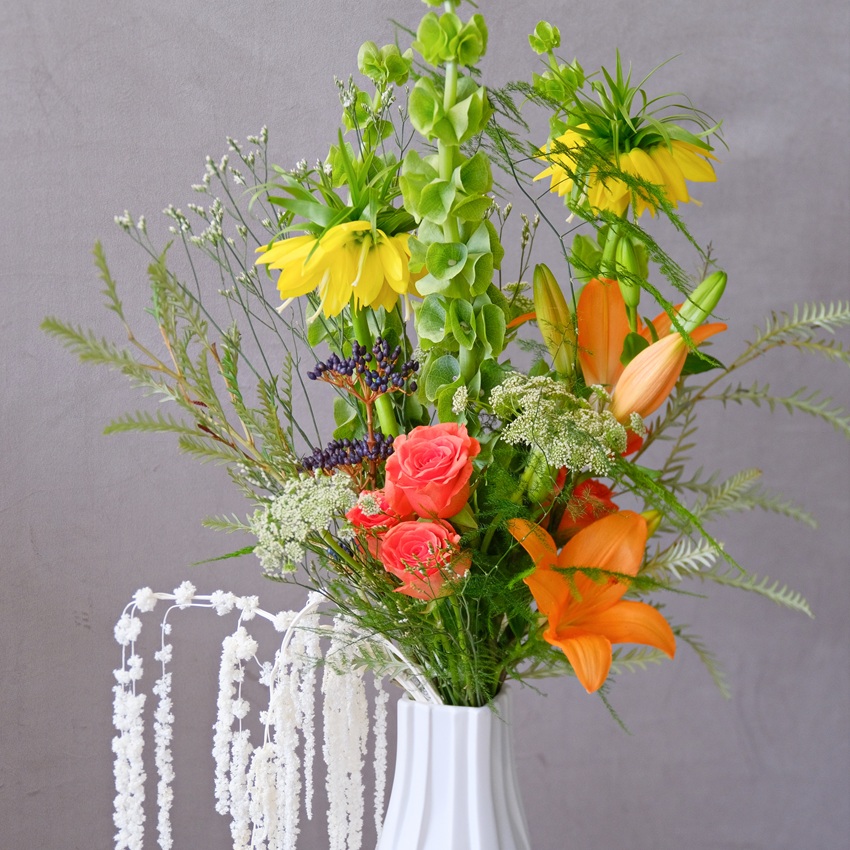 Букет в вазе. Фритиллярия, сочная зелень и пламенные розы "Медовый зной"