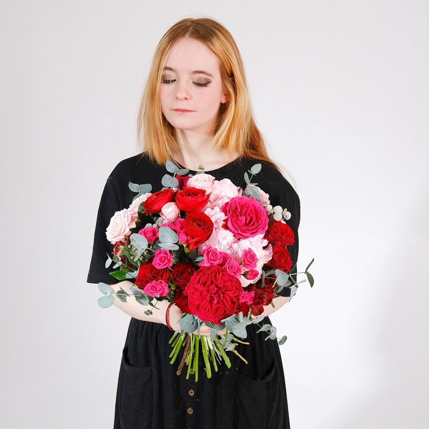 Ранункулюсы и пионовидные розы в ярком букете "Казанова"