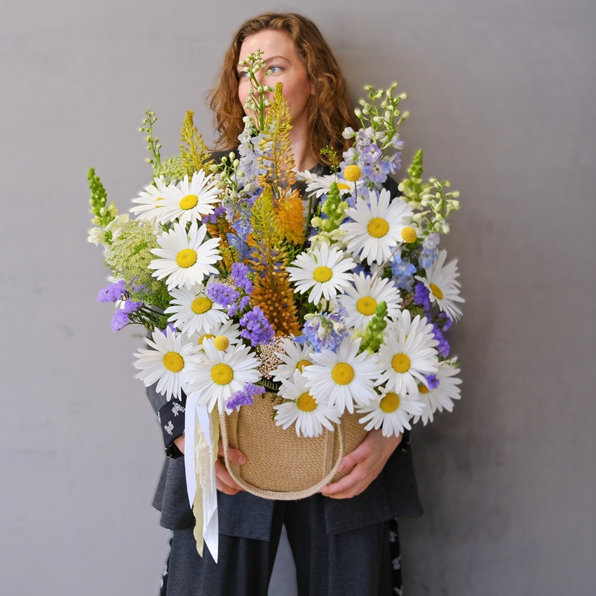 Крупные ромашки и голубой дельфиниум в джутовой сумке "Полевая почта"