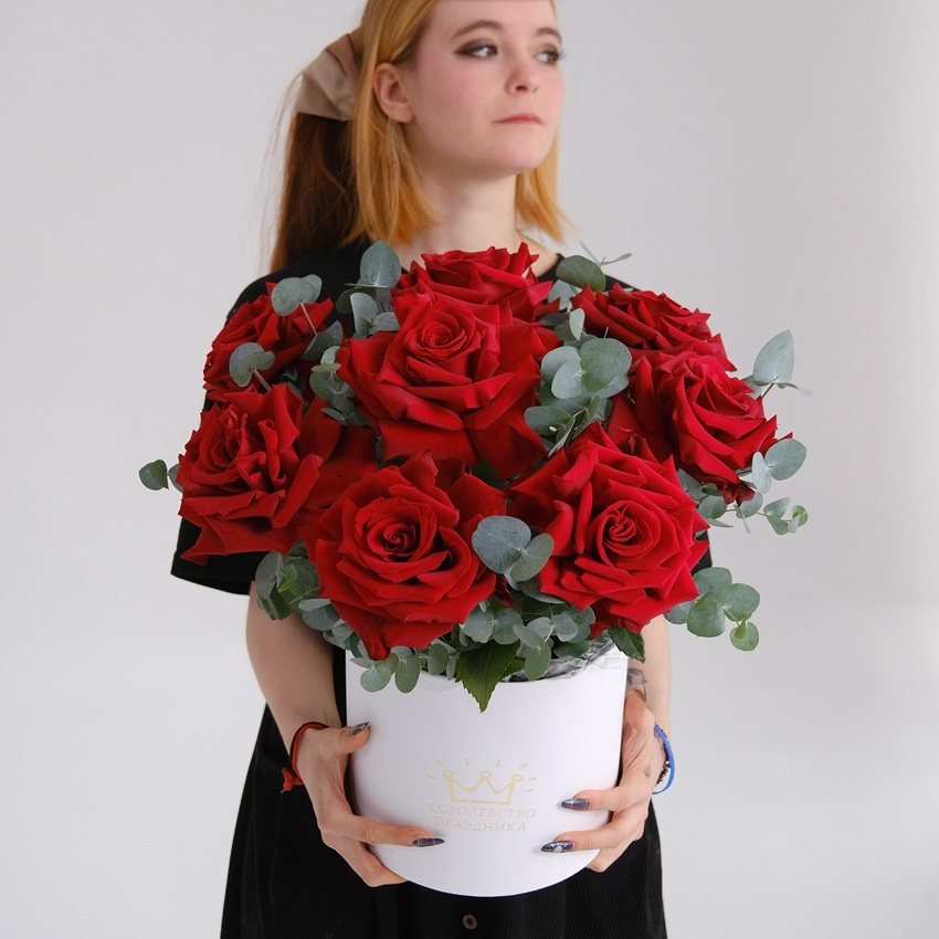 Французские розы в коробке с эвкалиптом, 9 штучек