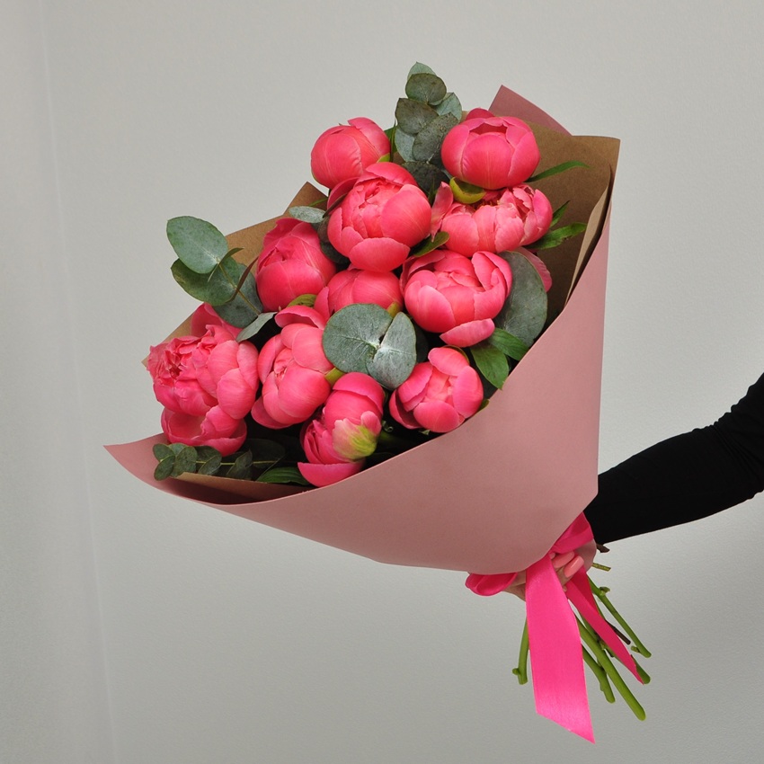 Коралловые пионы, 11 штучек с эвкалиптом