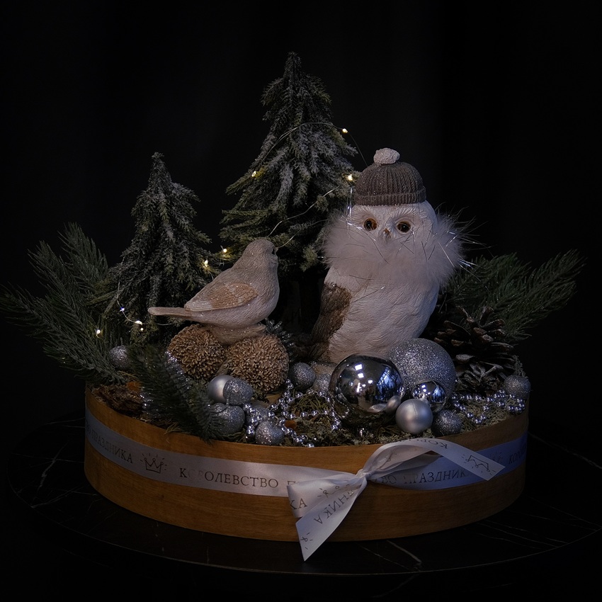 Новогодняя композиция с сувенирами в круглом ящике "Тёплая компания" (искусственная)