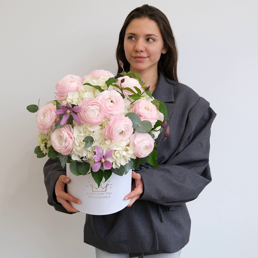 Белая гортензия и ранункулюсы в большой коробке