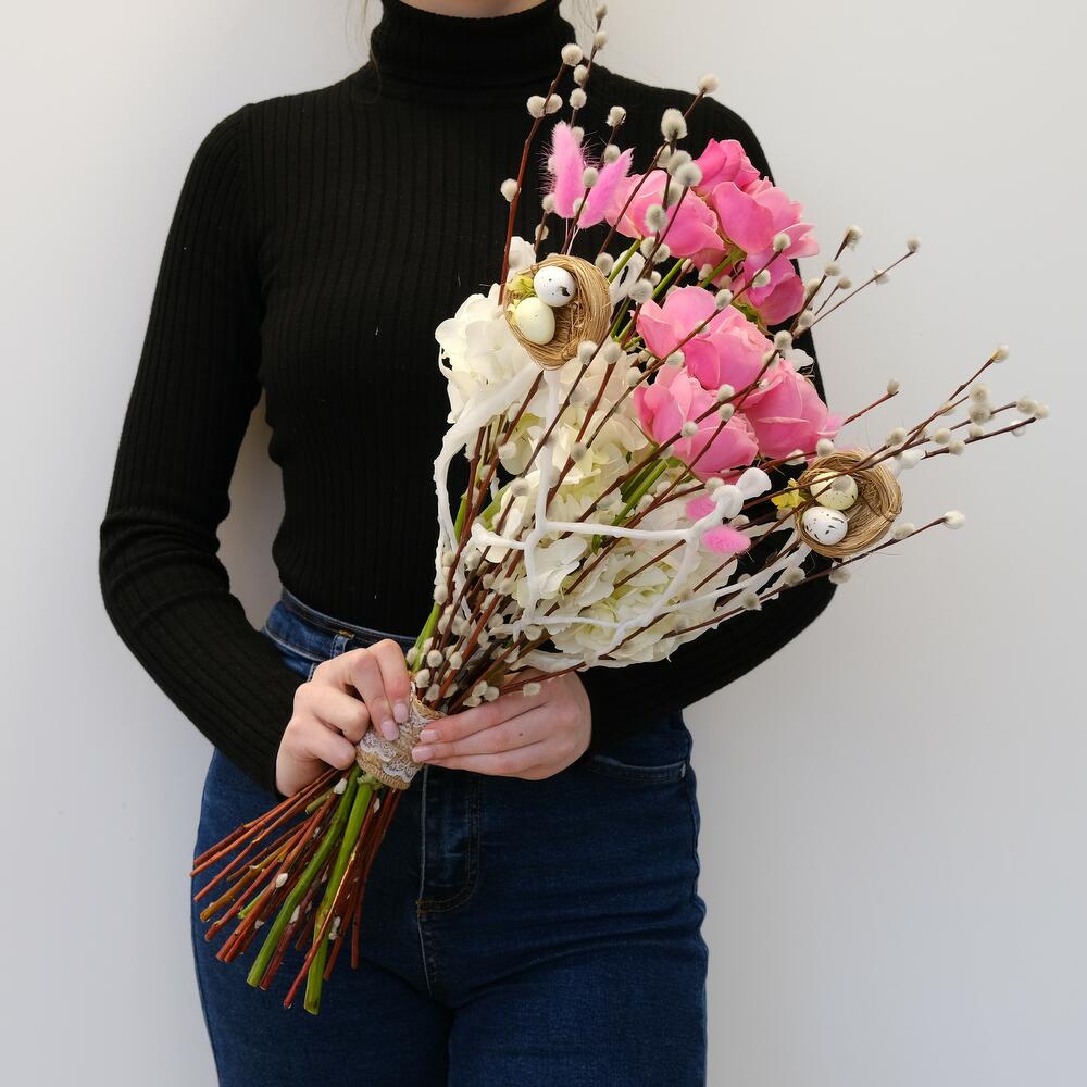 Верба, кустовые пионовидные розы и гортензия - букет на Пасху