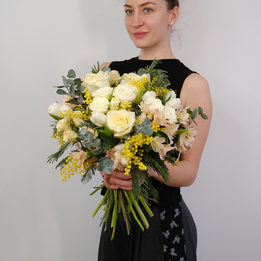 Пионовидные розы, мимоза и белые тюльпаны в весеннем букете