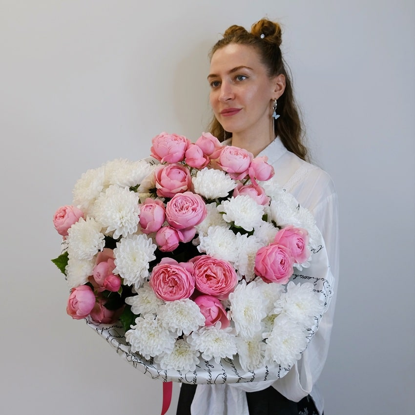 Кустовые пионовидные розы и хризантемы в букете "Моему ангелу"