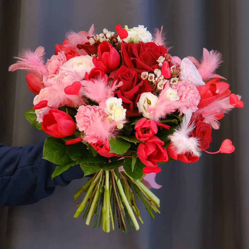 Ранункулюсы и тюльпаны в букете «Опасная красота»