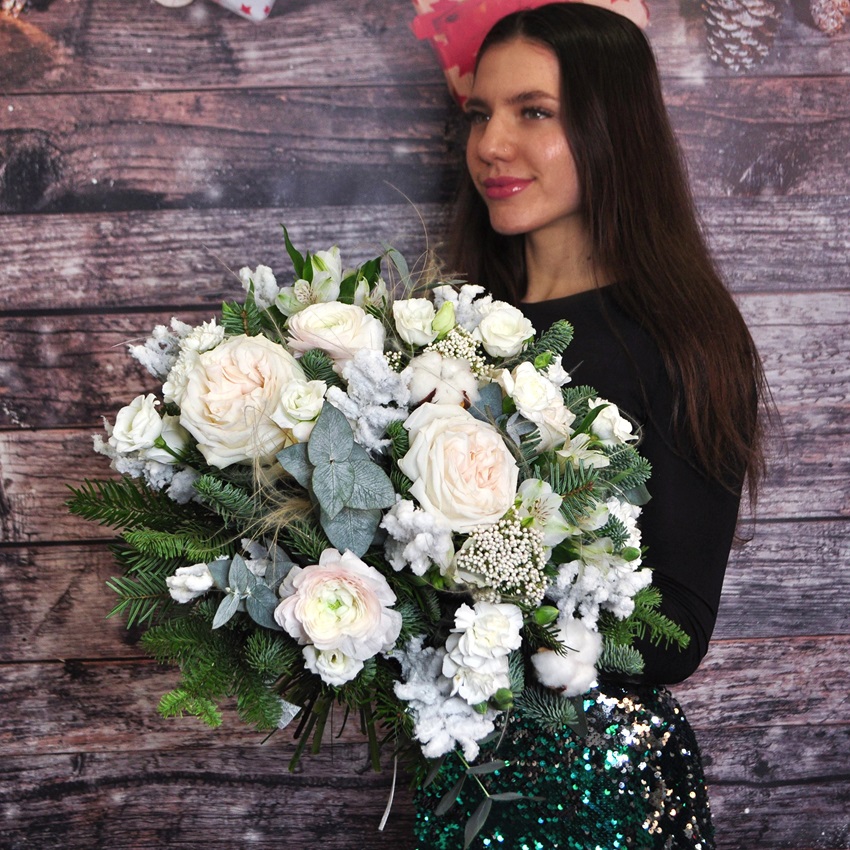 Пионовидные розы, нобилис и ранункулюсы в букете "Поймай Мечту"