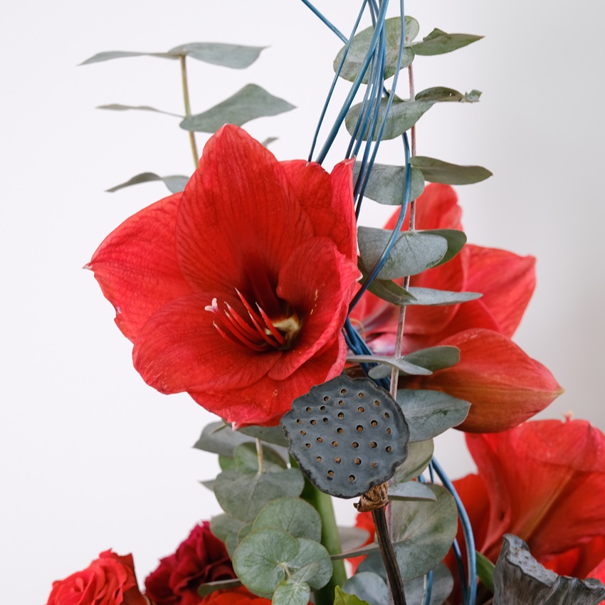 Вертикальный букет с амариллисами и розами. Мужской бизнес букет