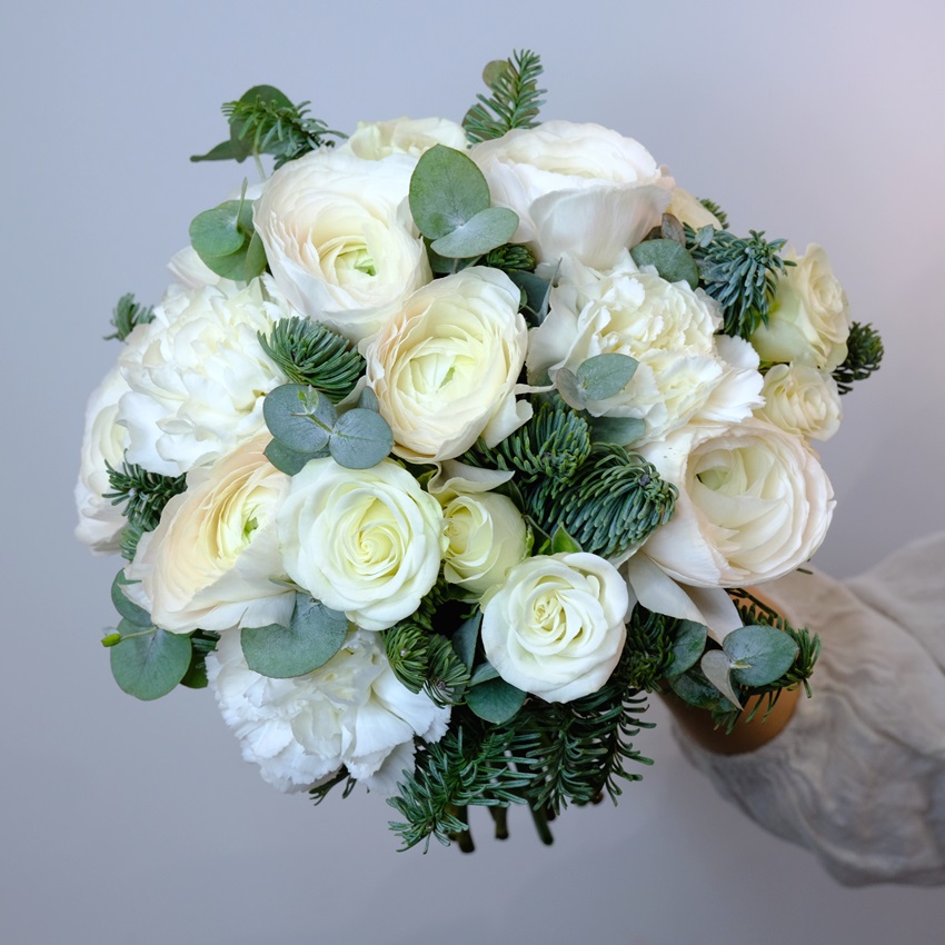 Зимний букет невесты. Ранункулюсы и кустовые розы «Зимняя история»