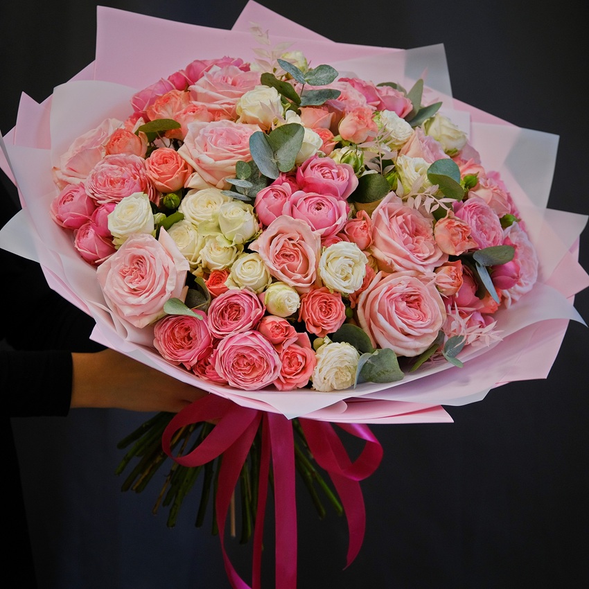 Пионовидные и кустовые розы в большом пышном букете "Le Charme"