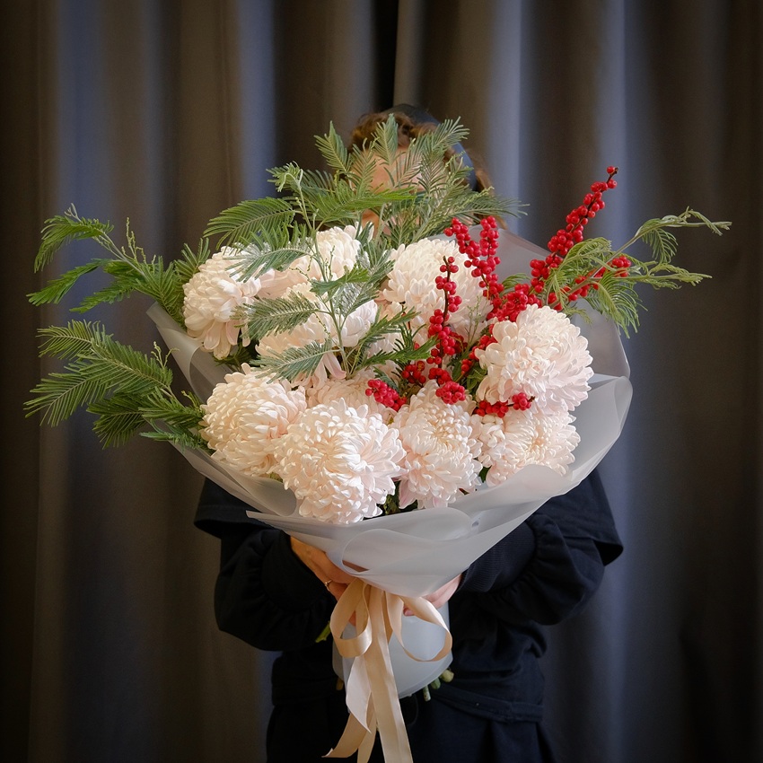 Нежные пудровые розовые хризантемы 11 штучек с мимозой и илексом