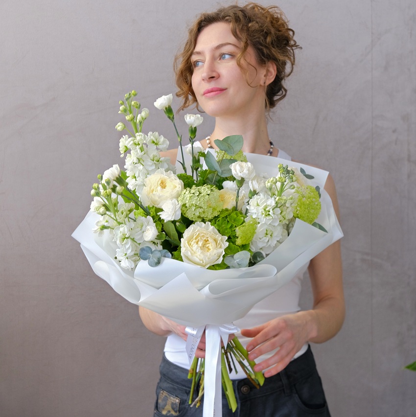 Гортензии и пионовидные розы в букете "Фарфоровый сад"