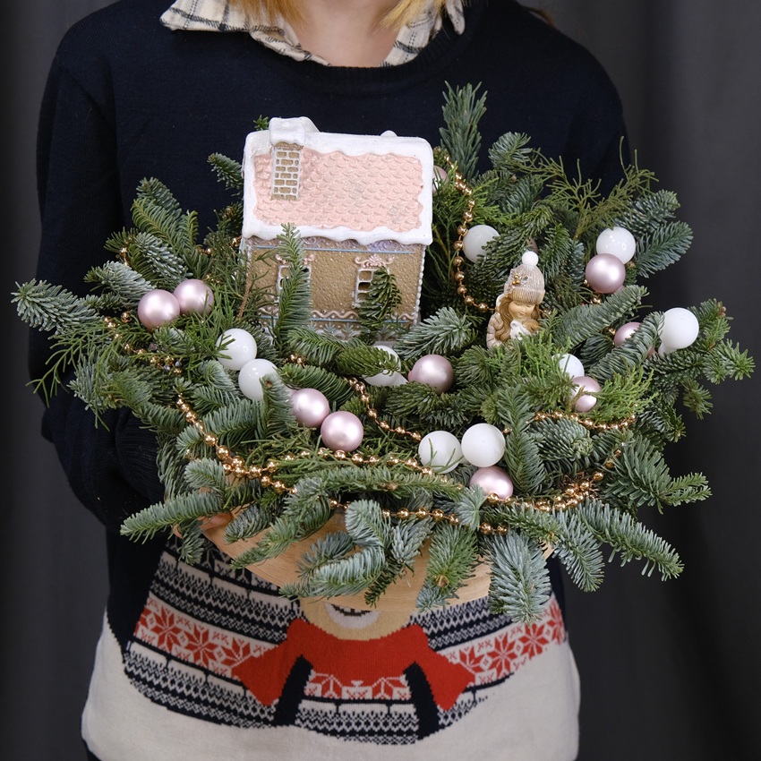 Новогодняя композиция из нобилиса "Пряничный домик" в розовых оттенках