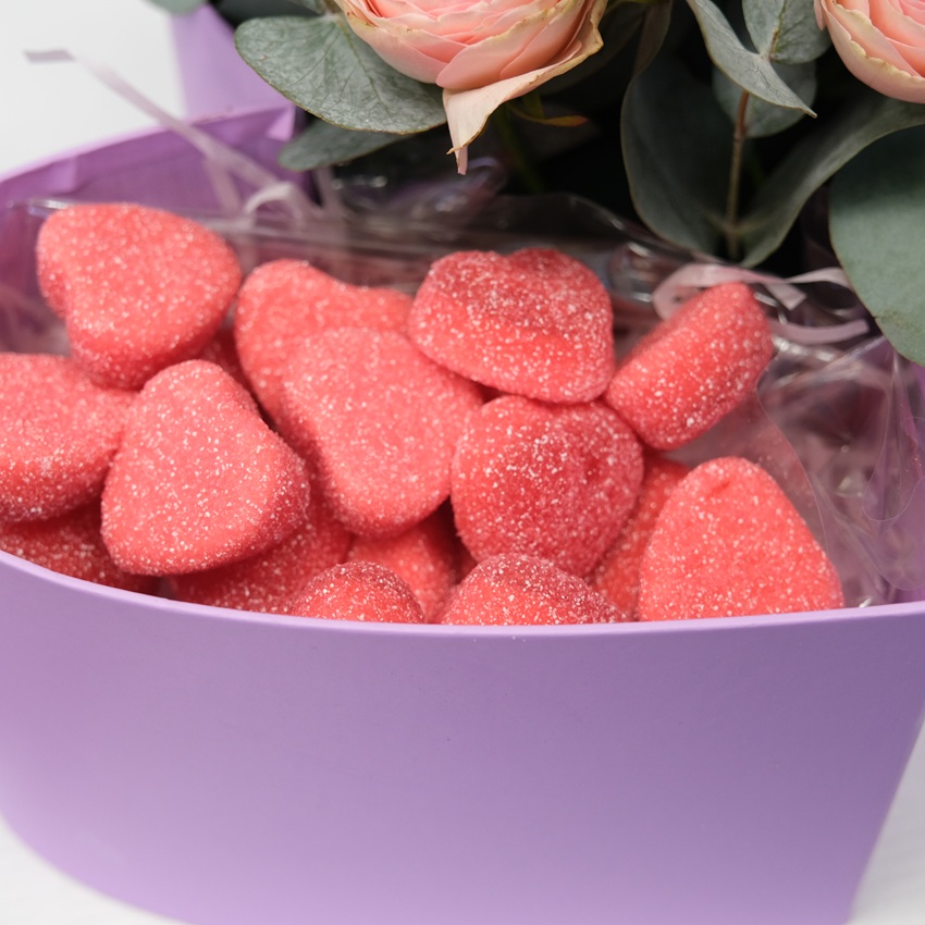 Коробка сердце: мармелад, орхидеи  и кустовые розы