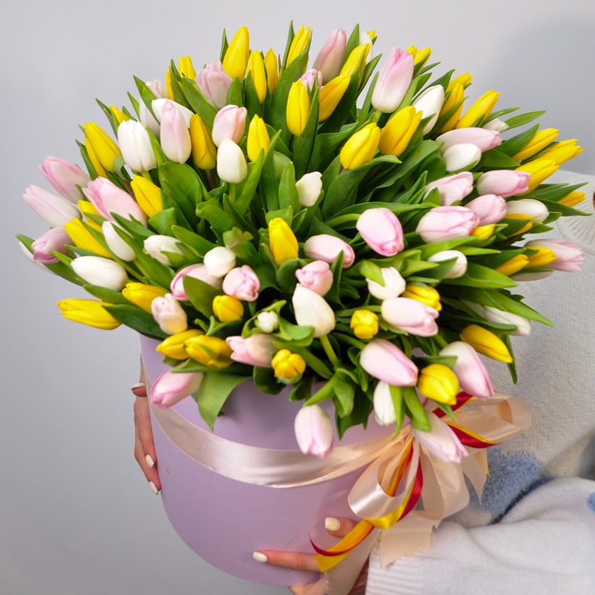 Яркие тюльпаны в коробке (101 тюльпан)
