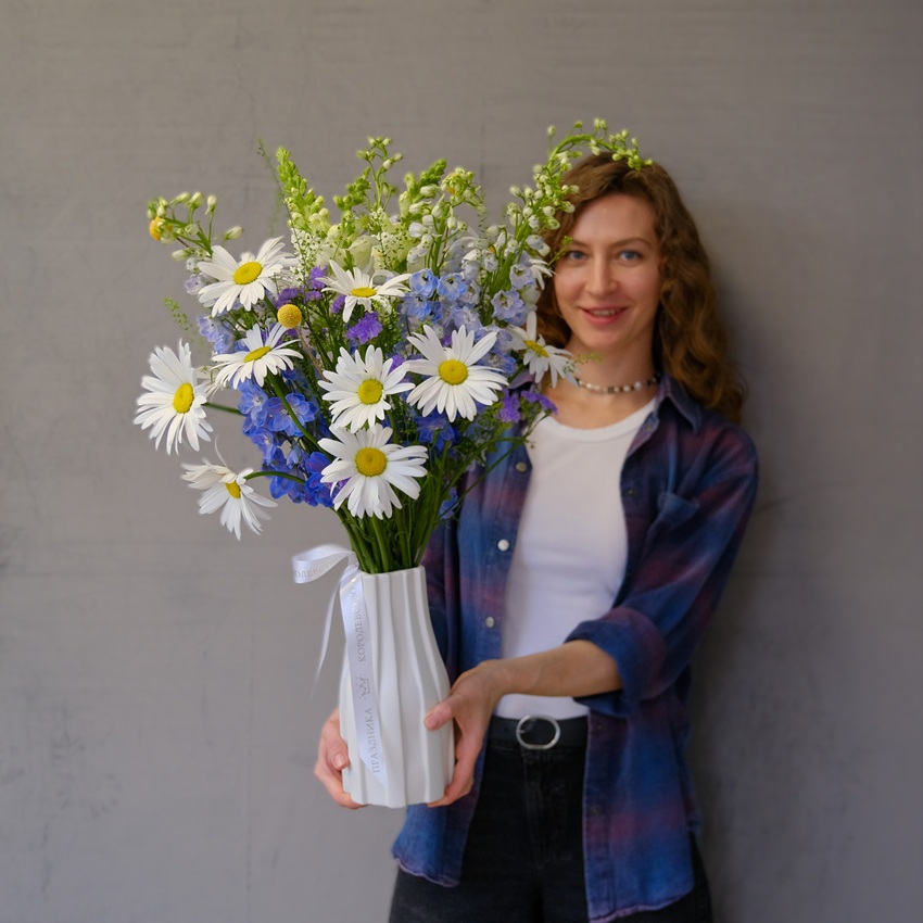Букет в вазе. Ромашки и дельфиниум "Эскиз Лета"