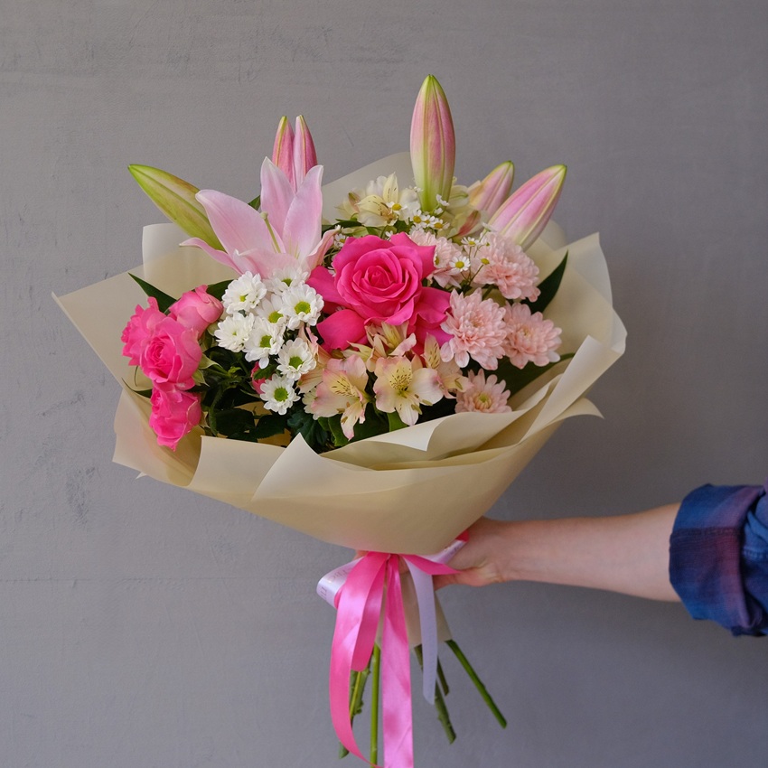 Лилия, розы и ромашки в ярком букете "Мадемуазель"