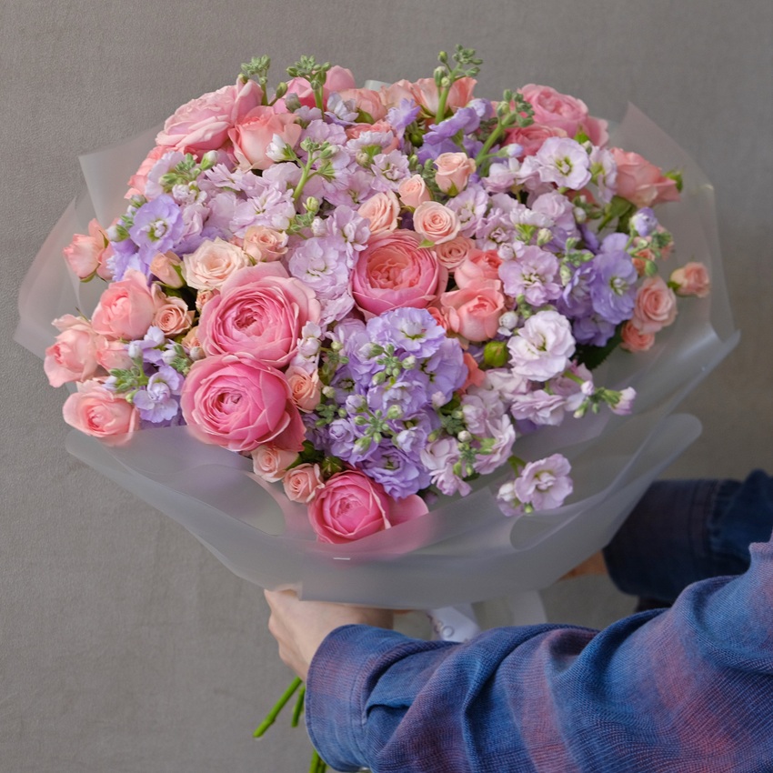 Ароматная маттиола и кустовые розы в букете "Сладкое помешательство"