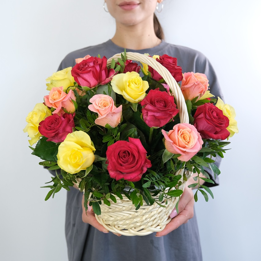 Яркие розы в корзине, 25 штучек