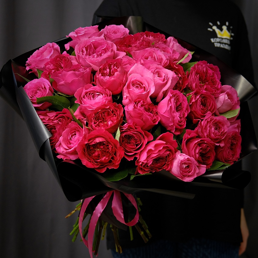 Красные пионовидные розы, 35 штучек в букете "Казанова"