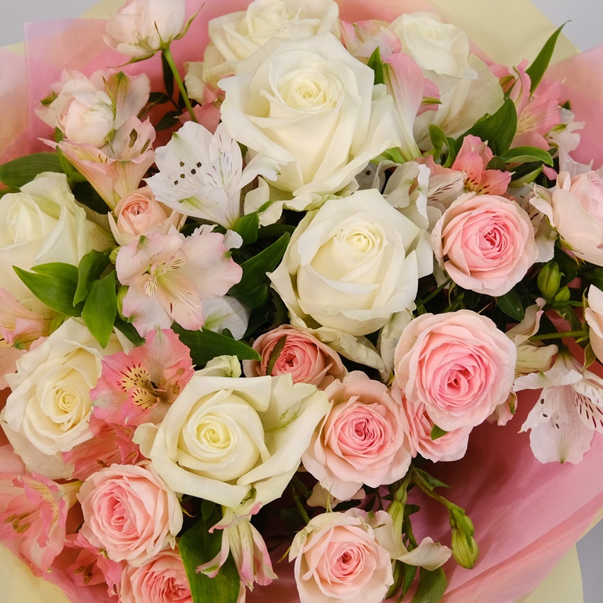 Розы и альстромерии в нежном букете "Нежная элегия"