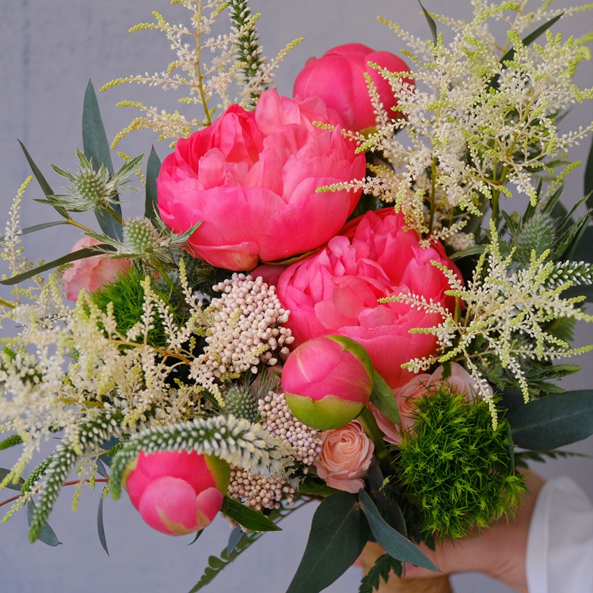 Букет невесты с коралловыми пионами и астильбой "Бохо-микс"