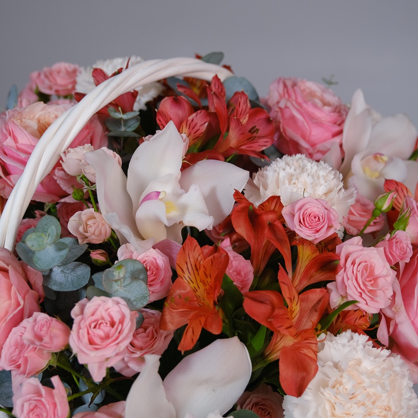 Орхидеи, пионовидные розы и альстромерии в корзине "Рыжий рассвет"