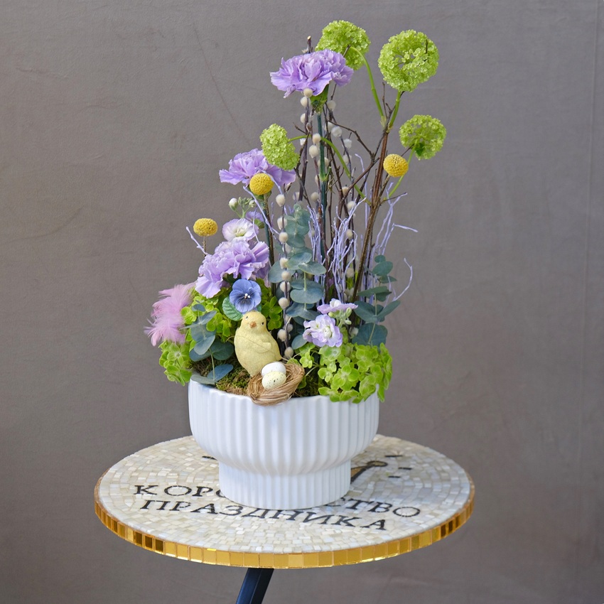Композиция на Пасху: диантусы, гортензия и верба в стильном кашпо