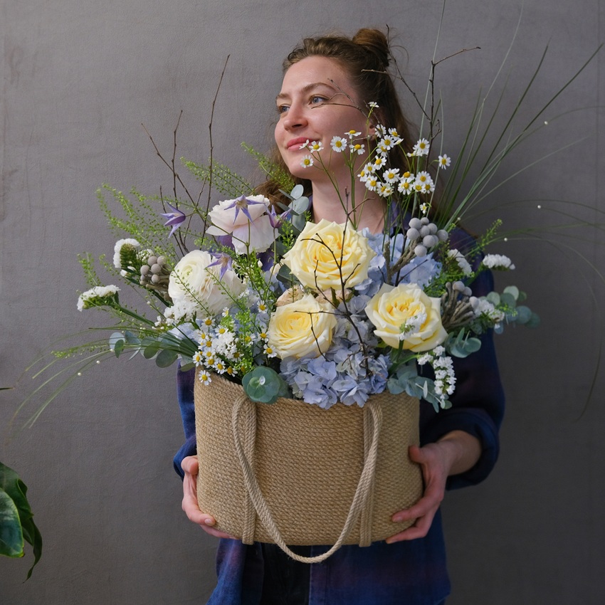 Букет в сумке: голубая гортензия и пионовидные розы "Пикник у синего ручья"