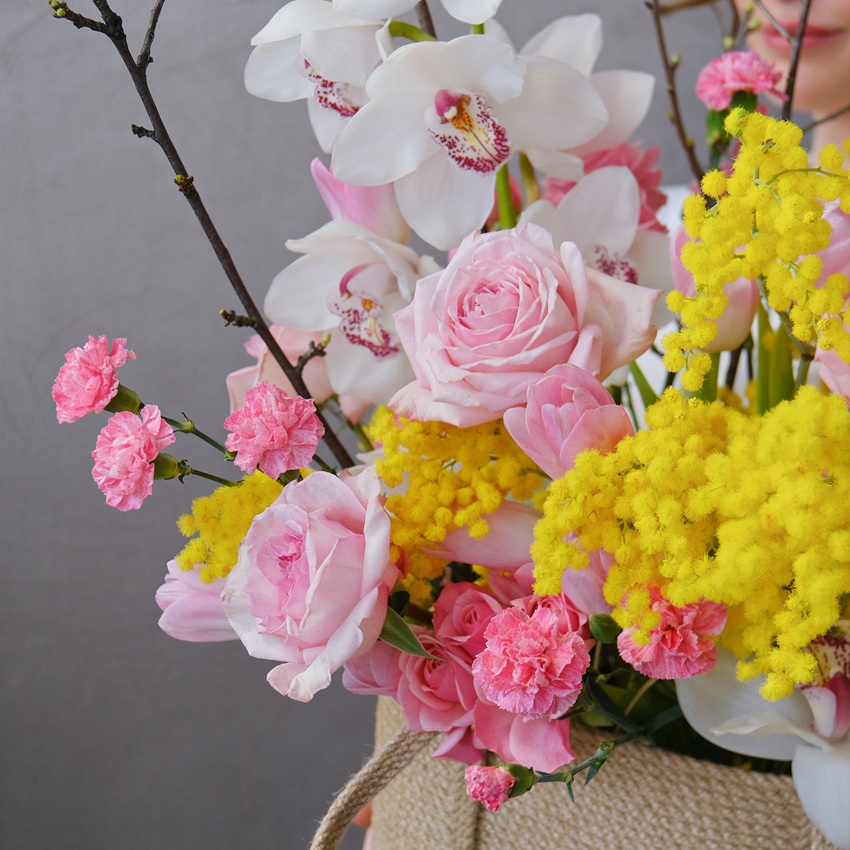 Орхидея Цимбидиум и пионовидные розы Охара в сумке ручной работы "Медовая орхидея"