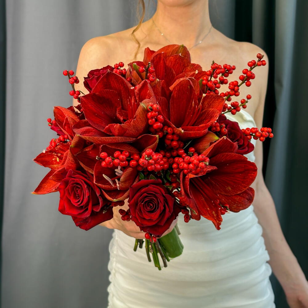 Букет невесты с амариллисами, ягодами илекса и красными розами "Поцелуй страсти"