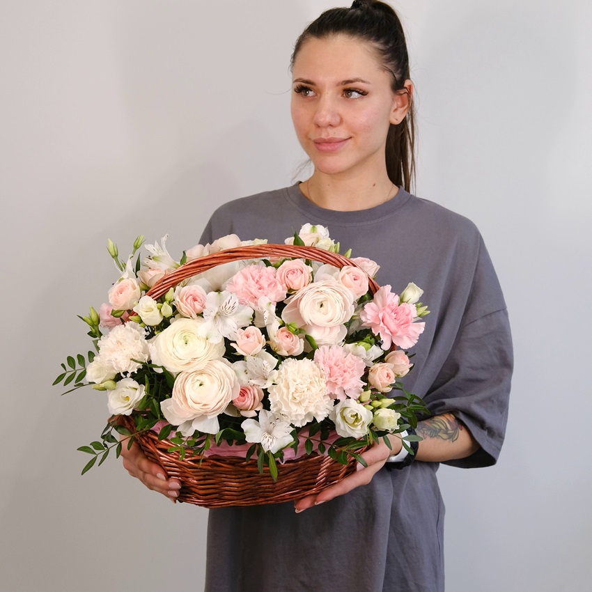 Ранункулюсы и кустовые розы в корзине "Белый сад"