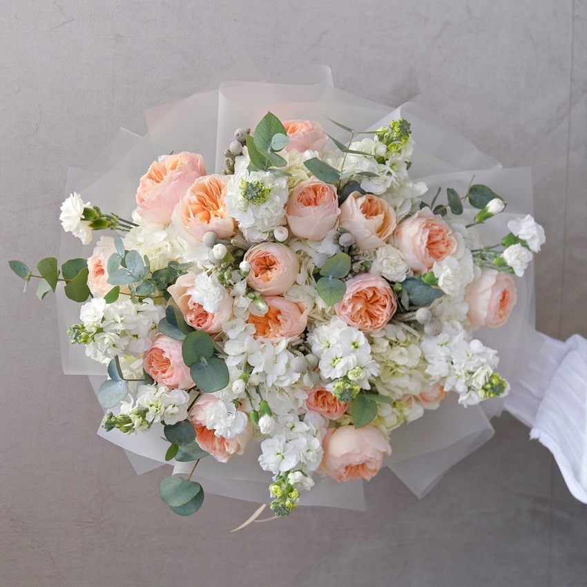 Ароматная маттиола и пионовидные розы Джульетта в букете "Миллион долларов"