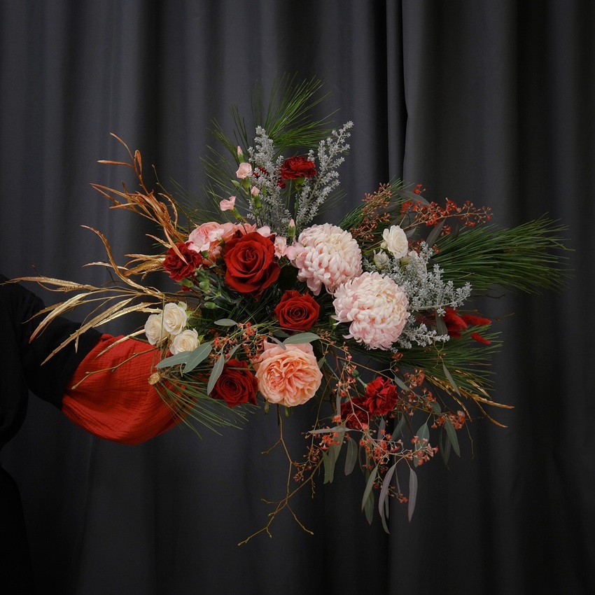 Авторский зимний букет с розами, сосной и декоративными веточками